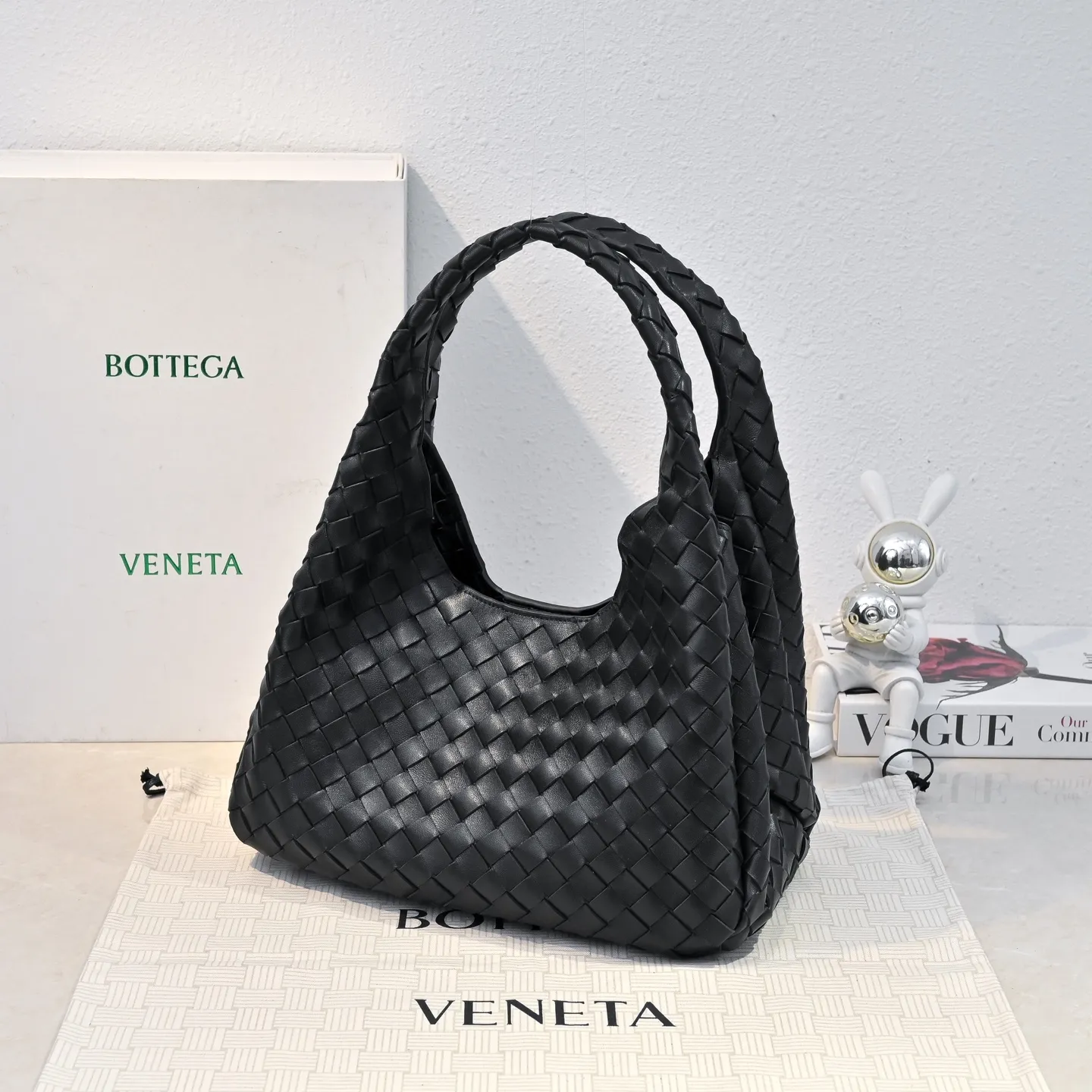 Batch 2160 new products are coming! BOTTEGA VENETA Bottega Veneta's 2025 new Campana shoulder bag is on the market~ First of all, I would like to praise the weight of this bag. As a not too small bag, it is very light for daily use. For people like me who need to carry a lot of belongings when going out, this advantage is great, and it greatly reduces the burden of traveling. 🛍️The shape is a bit like a combination of parachute and jodie. The blunt triangle shape is cute and honest. Carrying it on your back when going shopping is a good mood accelerator. The handles and body of the bag are both classic weaves. A tie is added to the original open design. If it is not tied up, the bag will look like a small vegetable basket when carried. Style number: 4249 Size: 33*20*16.5cm